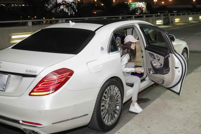 Jolie Nguyễn được xem là thành viên của Hội con nhà giàu Việt Nam. Cô liên tục xuất hiện với trang phục, phụ kiện đắt tiền.