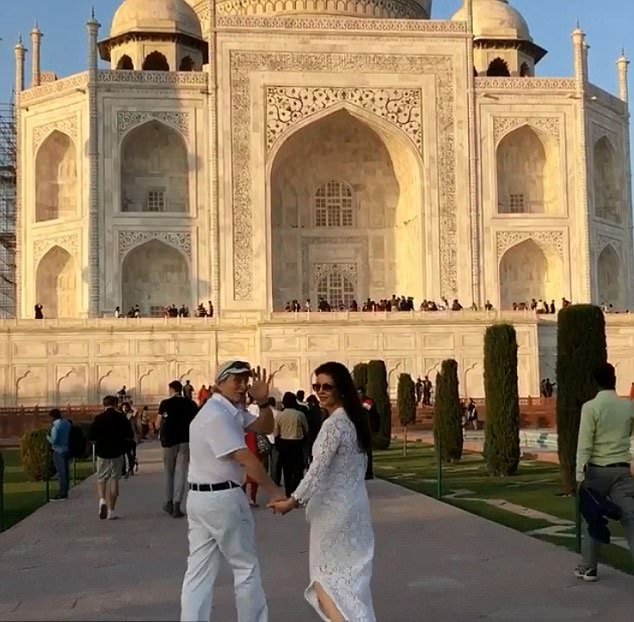 Gia đình Michael Douglas đã tới Ấn Độ trong kỳ nghỉ lễ Giáng sinh và năm mới. Vợ chồng ngôi sao Bản năng gốc rất háo hức tới thăm đền Taj Mahal - một trong 7 kỳ quan của thế giới.