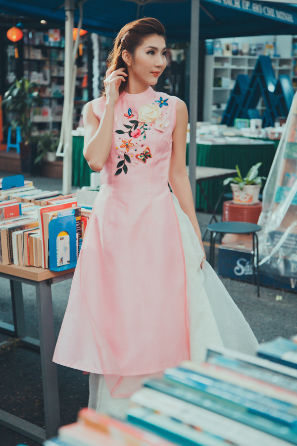 Trong lần về nước vào tháng 12, ngoài kế hoạch tham gia quảng bá cho phim Mẹ chồng, Ngọc Quyên còn dành một tuần ở Đà Nẵng để học may áo dài và thêu, vẽ áo dài để làm nghề tay trái khi trở lại Mỹ.