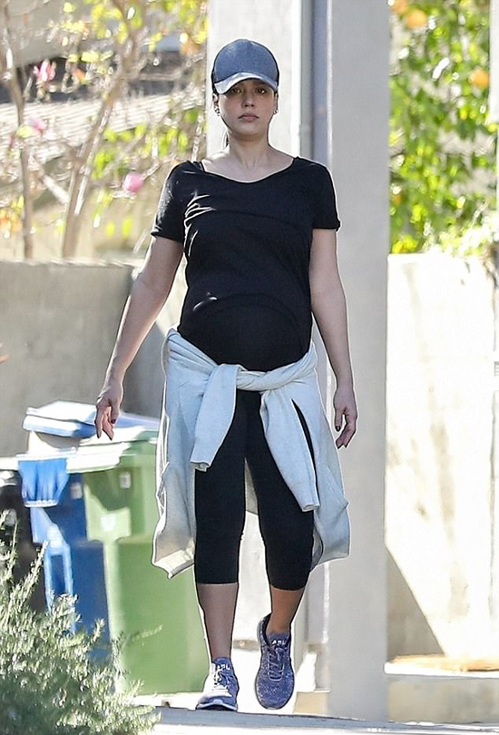 Jessica Alba có buổi cuốc bộ đường dài ở Los Angeles hôm 27/12. Trong suốt quá trình mang thai, cô đào Hollywood vẫn tích cực tập gym và thường xuyên đi bộ tập thể dục.