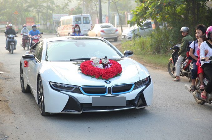Đúng 7h sáng, xe hoa của chú rể Trần Phi Hùng thẳng tiến đến nhà cô dâu ở quận 9 TP HCM.
