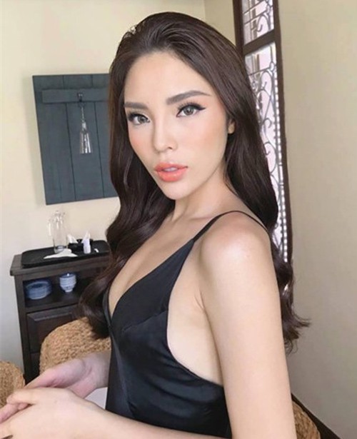 Chẳng cần phẫu thuật hay chỉnh sửa, các người đẹp Vbiz mặt cũng cứng đơ, vô hồn chỉ vì phấn son quá đà - Ảnh 1. Chẳng cần phẫu thuật hay chỉnh sửa, các người đẹp Vbiz mặt cũng cứng đơ, vô hồn chỉ vì phấn son quá đà - Ảnh 1.