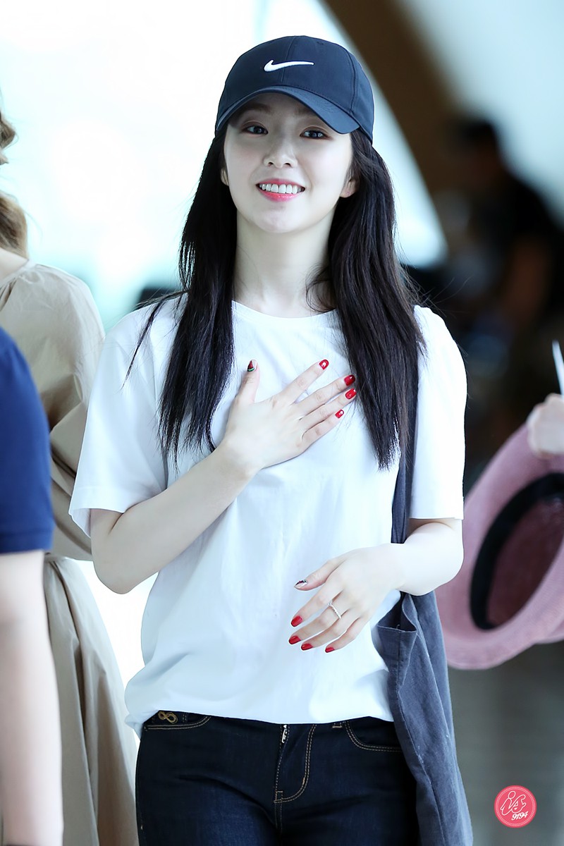 Đẳng cấp là thế, nhưng nữ thần tượng này cũng chỉ diện đi diện lại 1 mẫu túi mà ai cũng có - Ảnh 1.