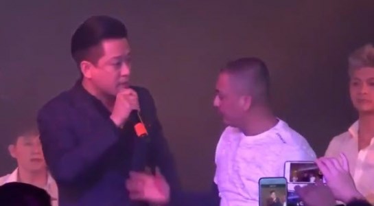 Cựu thành viên Quả Dưa Hấu bị khán giả giật mic khi đang hát tại một casino ở Mỹ.