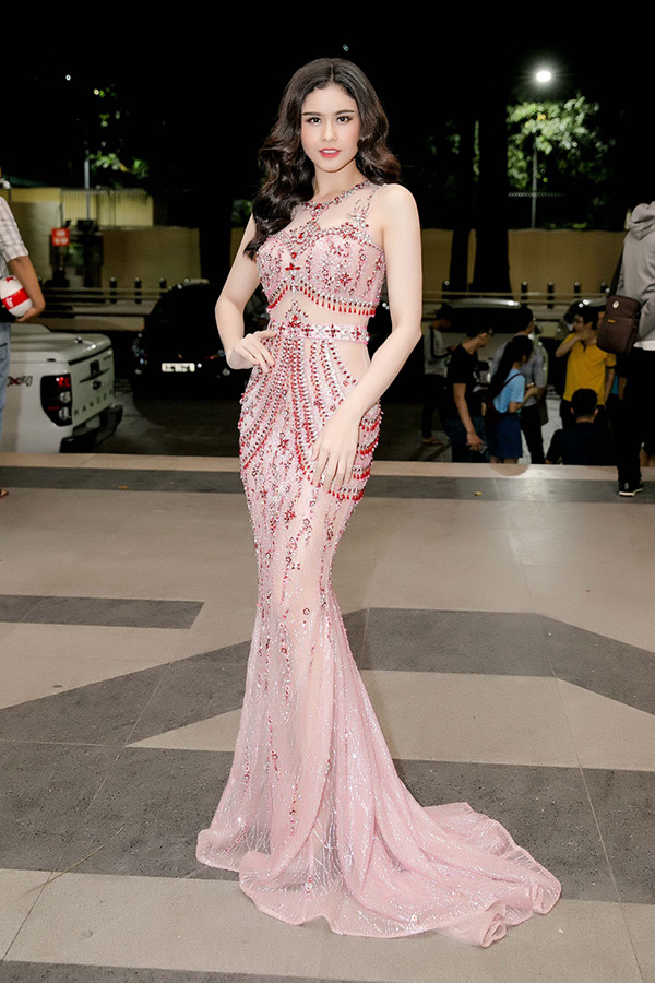 Diễn viên, ca sĩ Trương Quỳnh Anh nổi bật tại sự kiện nhờ thiết kế váy dạ hội dáng đuôi cá tôn nét quyến rũ. Chính kỹ thuật đính kết thủ công đã tạo nên hoạ tiết sắc xảo và giúp người mặc trở nên hút mắt hơn.