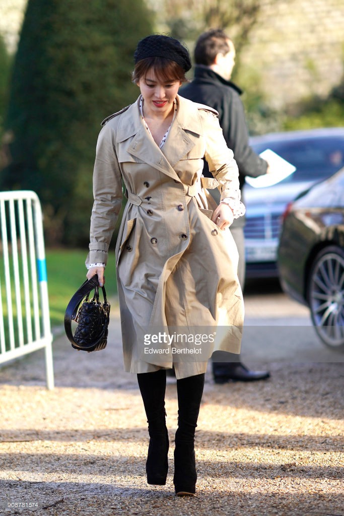 Dự show Dior, Song Hye Kyo may mà quá đẹp mới đỡ được style sến khó tả - Ảnh 1.