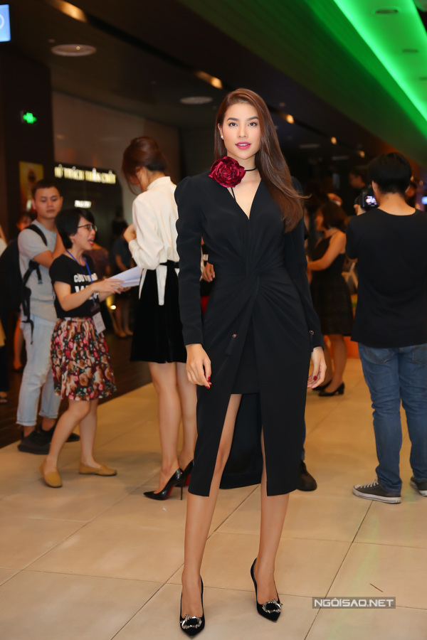 Chiều 9/1, Phạm Hương tham dự sự kiện tại TP HCM. Cô mặc váy đen xẻ ngực, vừa bí ẩn vừa quyến rũ. 