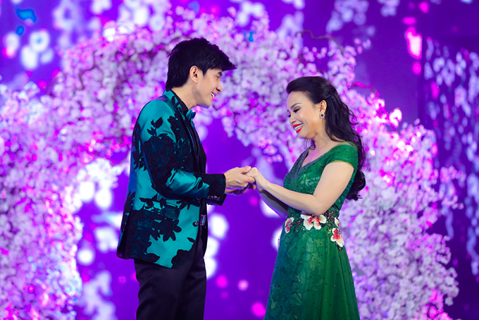 Đan Trường - Cẩm Ly tham gia đại nhạc hội Gala nhạc Việt số 11. Họ thể hiện ca khúc Nhớ nhau mấy mùa. Đây là một sáng tác của nhạc sĩ Minh Vy, từng được cặp đôi thể hiện hơn 10 năm trước. 