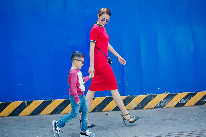 Con trai Diệp Bảo Ngọc mặc sành điệu dạo phố cùng mẹ