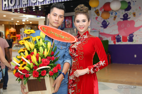 Lâm Khánh Chi được ông xã Trần Phi Hùng tháp tùng đi dự buổi ra mắt phim Ở đây có nắng, tối 8/1. Đây là lần đầu cặp đôi đi event sau đám cưới ở Vũng Tàu. Chỉ còn vài ngày nữa họ sẽ tổ chức tiệc cưới để mời bạn bè, đồng nghiệp tại TP HCM đến chung vui. 