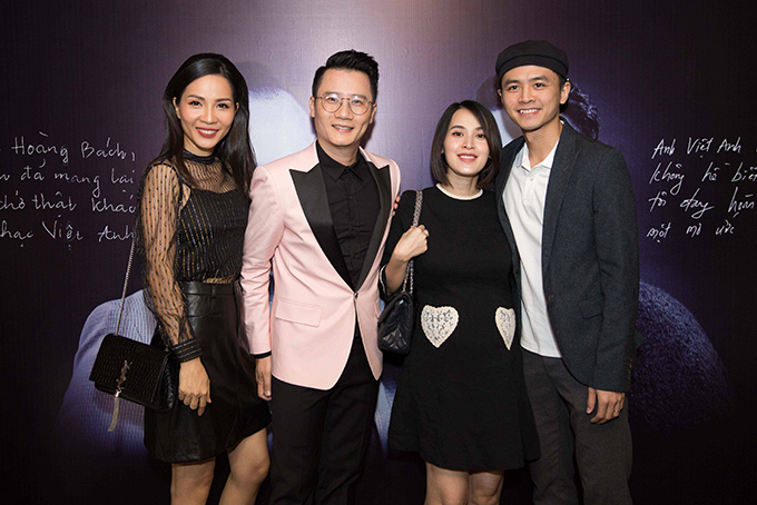 Chiều 14/1, Văn Anh đưa bà xã Tú Vi đến dự họp báo ra mắt album của Hoàng Bách. Hai cặp vợ chồng vui vẻ hội ngộ nhau. Hoàng Bách tiết lộ, hai gia đình rất thân thiết. MV mới đây của anh cũng do vợ chồng Văn Anh - Tú Vi viết kịch bản, làm đạo diễn. Đây là lần thứ hai Tú Vi lộ diện sau khi công khai chuyện bầu bí. Cô hiện mang thai hơn 6 tháng, cơ thể không có nhiều thay đổi nhưng hay mệt mỏi hơn. Tuy nhiên, Tú Vi được ông xã Văn Anh hết lòng yêu thương, chăm sóc nên vơi bớt phần nào những suy nghĩ tiêu cực trong quá trình mang bầu. 