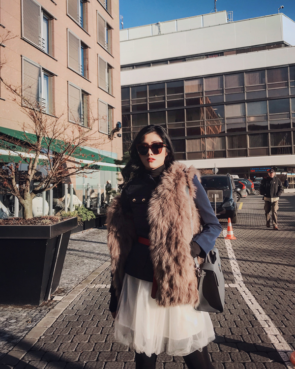 Trong chuyến lưu diễn châu u, ghé thăm Praha trong những ngày chớm Đông đầu Xuân, Huỳnh Tiên đã bị vẻ đẹp của nên thơ của thành phố này chinh phục. Cô và ekip quyết định lưu lại hình ảnh đất nước, con người Praha trong MV mới nhất mang tên Ta chợt xa của nhạc sĩ Madihu.