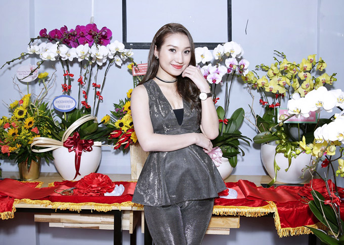 Cao Mỹ Kim xuất hiện với vai trò bà chủ cửa hàng bán thức ăn nhanh Hàn Quốc tại TP HCM. Cô tiết lộ thầy bói nói phải sau 30 tuổi mới không gặp trắc trở tình duyên nên hiện tại nữ diễn viên dồn sức cho công việc.