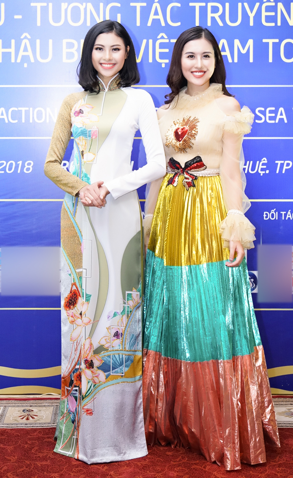 Đào Thị Hà và Hà Lade là khách mời trong buổi gặp gỡ ban tổ chức cuộc thi Hoa hậu biển Việt Nam toàn cầu 2018 tổ chức tại TP HCM. Đào Hà từng được khán giả biết đến khi lọt top 5 Hoa hậu Việt Nam 2016 còn Hà Lade là hot girl nổi tiếng vừa đoạt giải Á hậu 1 Nữ hoàng Trang sức Việt Nam.