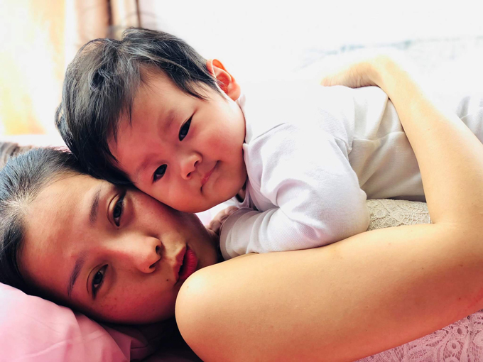 Con trai Khánh Hiền đã được gần 10 tháng tuổi. Những ngày rời xa phim trường để thực hiện thiên chức làm mẹ, nữ diễn viên khá nhớ nghề nhưng bù lại, cô hạnh phúc vì được ôm ấp, chơi đùa cùng cục cưng đáng yêu.