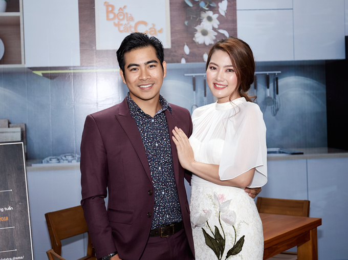 Ngọc Lan - Thanh Bình tình tứ dự ra mắt phim mới tại TP HCM. Sau một năm nghỉ sinh con, kiều nữ mới trở lại phim trường. Ngọc Lan đóng vai cô thư ký - hội trưởng hội gái ế văn phòng còn Thanh Bình là vị giám đốc khó tính. Nữ diễn viên chia sẻ, ban đầu cô ngại ngần không muốn đóng chung phim với ông xã vì sợ bị đơ. Tuy nhiên, kịch bản Bố là tất cả quá hay, khiến Ngọc Lan bị thuyết phục và quyết định tham gia. 