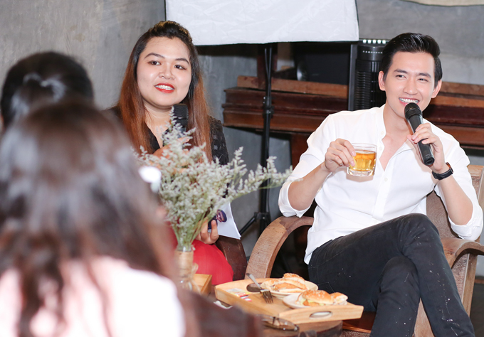 Nhân dịp sinh nhật, Võ Cảnh tổ chức buổi họp fan tại TP HCM. Anh mặc áo sơmi trắng, quần jean đơn giản.