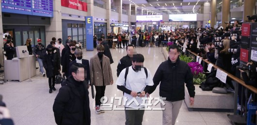 Dàn trai đẹp Wanna One khiến sân bay náo loạn vì chật kín fan, mỹ nam nhóm NUEST lại đẹp hơn cả con gái - Ảnh 1. Dàn trai đẹp Wanna One khiến sân bay náo loạn vì chật kín fan, mỹ nam nhóm NUEST lại đẹp hơn cả con gái - Ảnh 1.