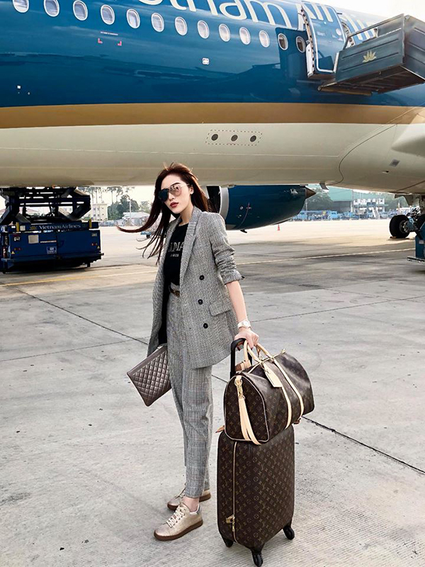 Sự trở lại của phong cách thời trang thập niên 1980 đã làm sống dậy xu hướng ca rô tưởng chừng đã nguội tắt. In đậm dấu ấn cho phong cách này là các kiểu áo plaid blazer thanh lịch. Hoa hậu Kỳ Duyên chọn nguyên bộ suit hợp mốt để bắt nhịp cùng cơn sốt mới.
