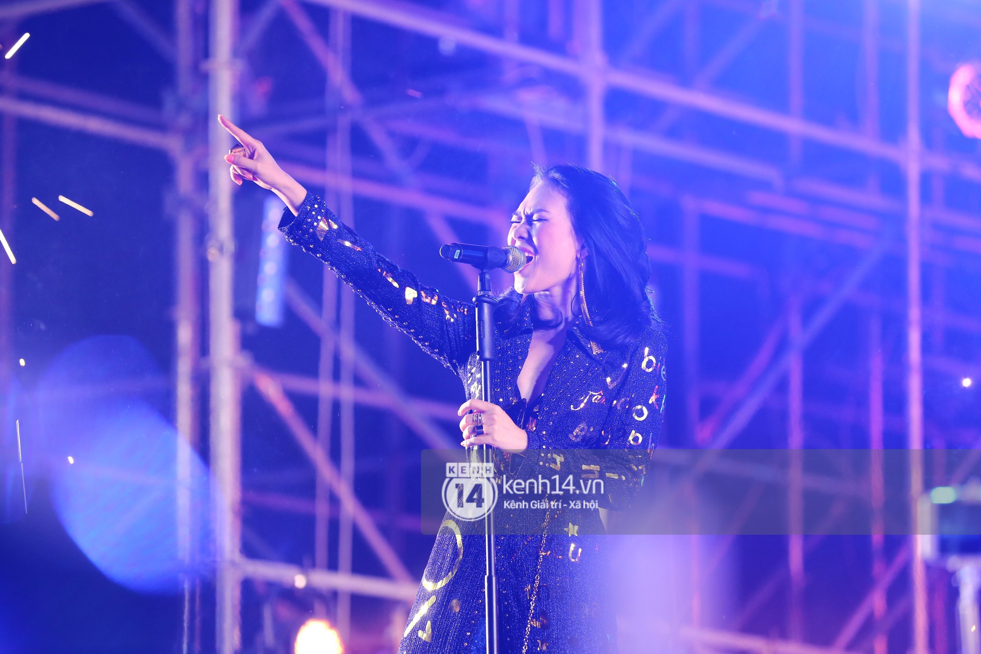 Mỹ Tâm, Sơn Tùng, Đông Nhi đốt cháy đại nhạc hội đón năm mới bằng những màn trình diễn mãn nhãn - Ảnh 1.