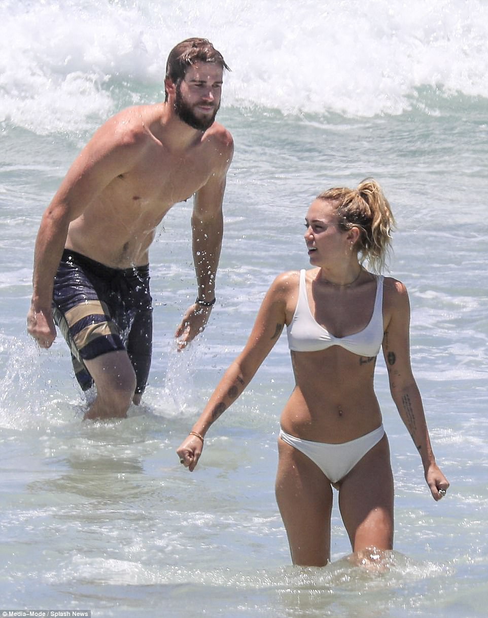 Miley Cyrus và Liam Hemsworth rủ nhau khoe body, nô đùa cực hạnh phúc trên bãi biển - Ảnh 1.