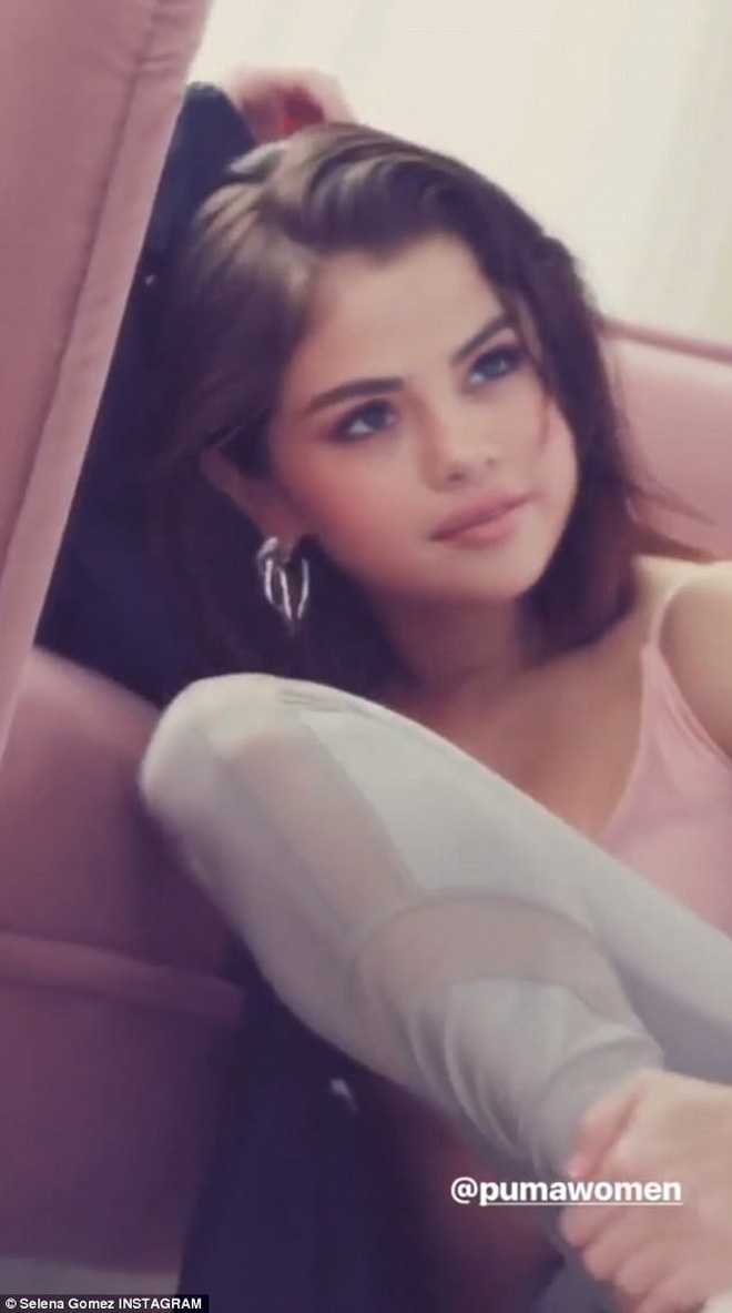 Không thể không yêu loạt khoảnh khắc cực xinh của Selena Gomez ở hậu trường - Ảnh 2.