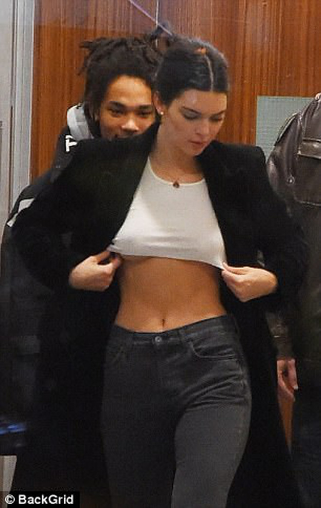 Mặc áo siêu ngắn lại còn "thả rông", Kendall Jenner liên tục che chắn vì sợ lộ ngực - Ảnh 1. Mặc áo siêu ngắn lại còn "thả rông", Kendall Jenner liên tục che chắn vì sợ lộ ngực - Ảnh 1.
