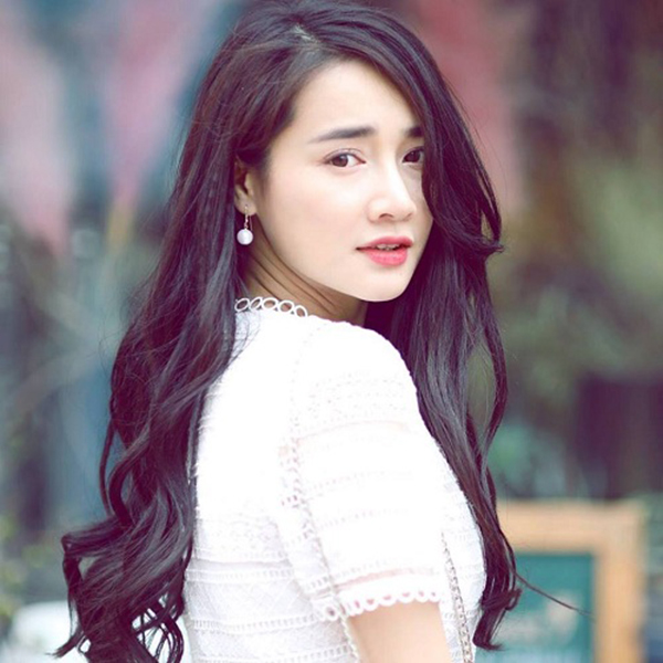 Không chạy theo mốt mặt V-line như nhiều mỹ nhân khác, Nhã Phương giữ nguyên vẻ đẹp tròn trịa, đáng yêu