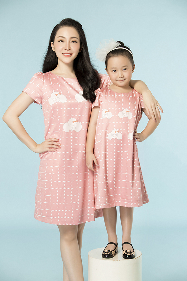 Xuất hiện trong bộ ảnh thời trang Mẹ và Bé dành cho Tết Mậu Tuất, Linh Nga có dịp diện đầm đôi bên cô con gái nhỏ Luna.
