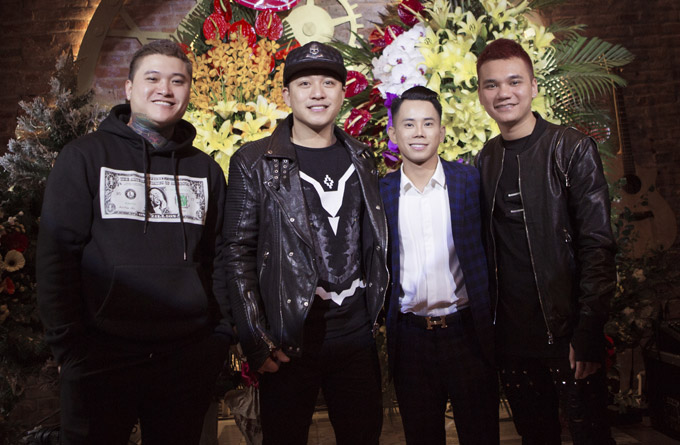 Vũ Duy Khánh, Tuấn Hưng và Khắc Việt đến chúc mừng Lê Bảo Bình ra mắt MV Người phản bội. 