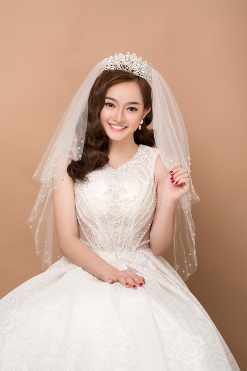 Hòa chung với dòng chảy của thời trang, phong cách trang điểm cô dâu năm nay có xu hướng tìm về với nét cổ điển nhưng tiết chế ở một vài chi tiết như cách tạo khối, kiểu vẽ chân mày, eyeliner, sắc độ phấn nền... Nếu như ở nửa đầu năm ngoái, kiểu make up trong suốt, giống như không sử dụng phấn mắt được thịnh hành thì theo chuyên gia trang điểm Hồ Khanh, tông hồng cam đã chiếm thế áp đảo từ tháng cuối năm ngoái đến nay.