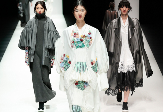 Vận dụng tối đa thủ pháp trừu tượng và ước lệ, chất liệu chính của bộ sưu tập toát ra chất cảm thô mộc, cứng cáp với cotton, kaki, dệt kim, ka te... tạo sự tương phản.