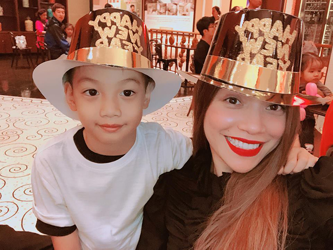 Hồ Ngọc Hà ở bên con trai Subeo trong dịp Tết dương lịch.