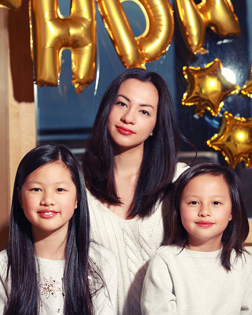 Ngọc Thuý khoe ảnh hai con gái càng lớn càng giống mẹ.