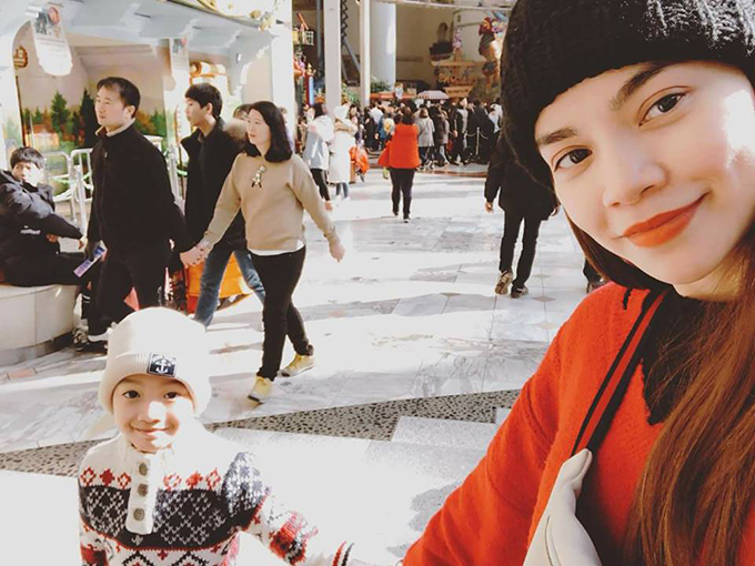 Hồ Ngọc Hà đưa con trai Subeo đi chơi trong những ngày ở Seoul (Hàn Quốc). Bạn trai cô Kim Lý cũng tham gia chuyến đi này.