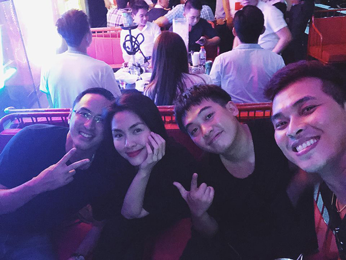 Tăng Thanh Hà cùng ông xã vui vẻ đi quẩy cùng bạn bè.