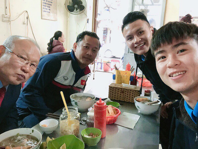 Duy Mạnh cùng Quang Hải đưa huấn luyện viên Park Hang-Seo đi ăn phở Hà Nội.