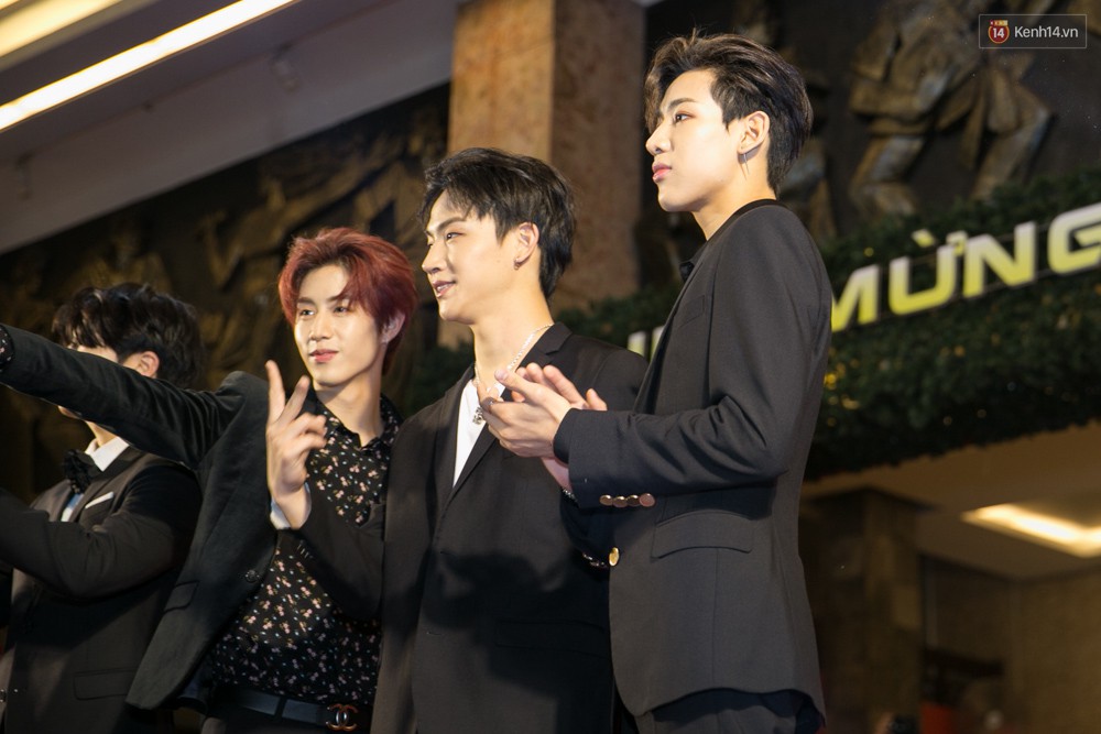 Dàn mỹ nam GOT7 khiến thảm đỏ bùng nổ, Chi Pu diện đầm hở bạo khoe vòng 1 căng đầy bên dàn sao Việt - Ảnh 1. Dàn mỹ nam GOT7 khiến thảm đỏ bùng nổ, Chi Pu diện đầm hở bạo khoe vòng 1 căng đầy bên dàn sao Việt - Ảnh 1.