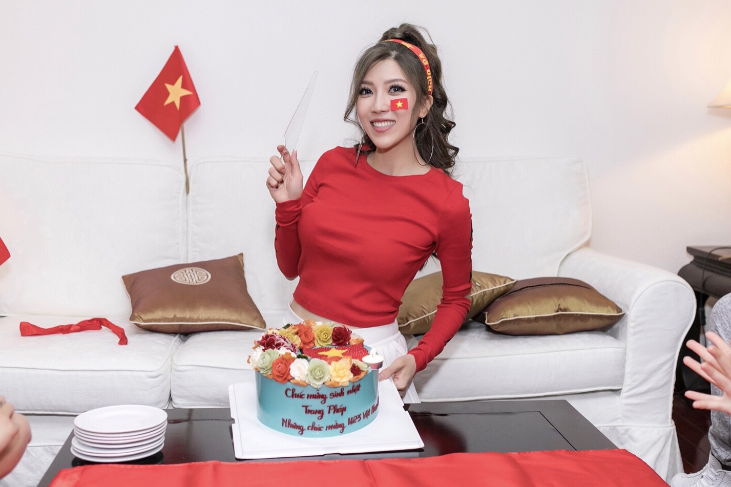 Cuồng nhiệt như Trang Pháp: Tổ chức sinh nhật kết hợp cổ vũ U23 Việt Nam - Ảnh 1.