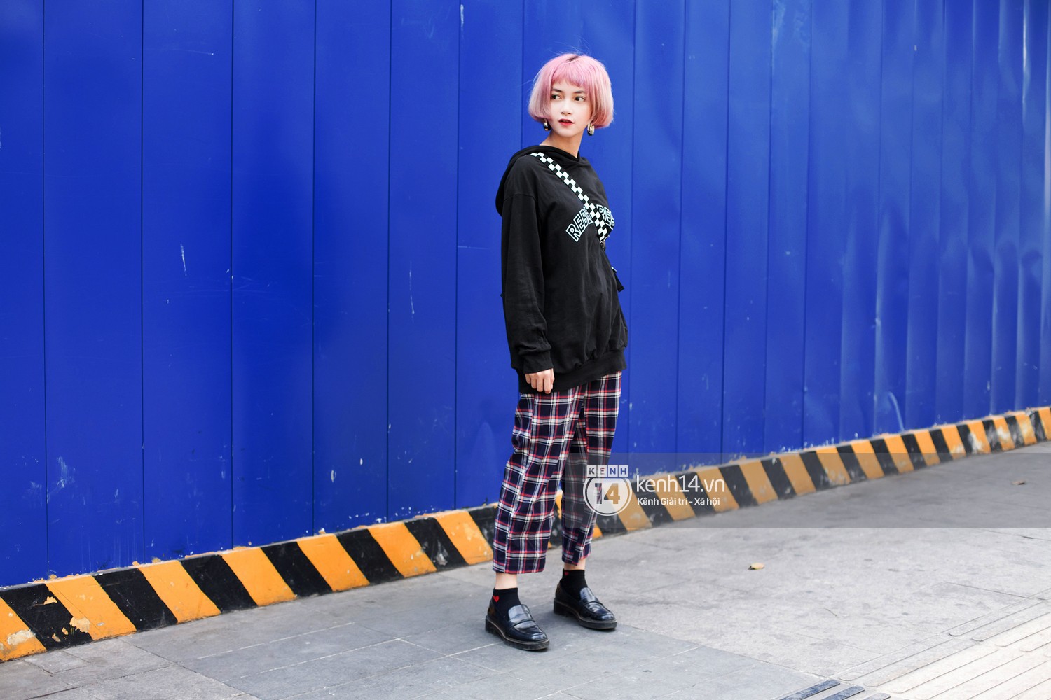 Street style 2 miền: miền Nam tích cực lăng xê side bag, miền Bắc vẫn mê tít mũ nồi - Ảnh 1. Street style 2 miền: miền Nam tích cực lăng xê side bag, miền Bắc vẫn mê tít mũ nồi - Ảnh 1.