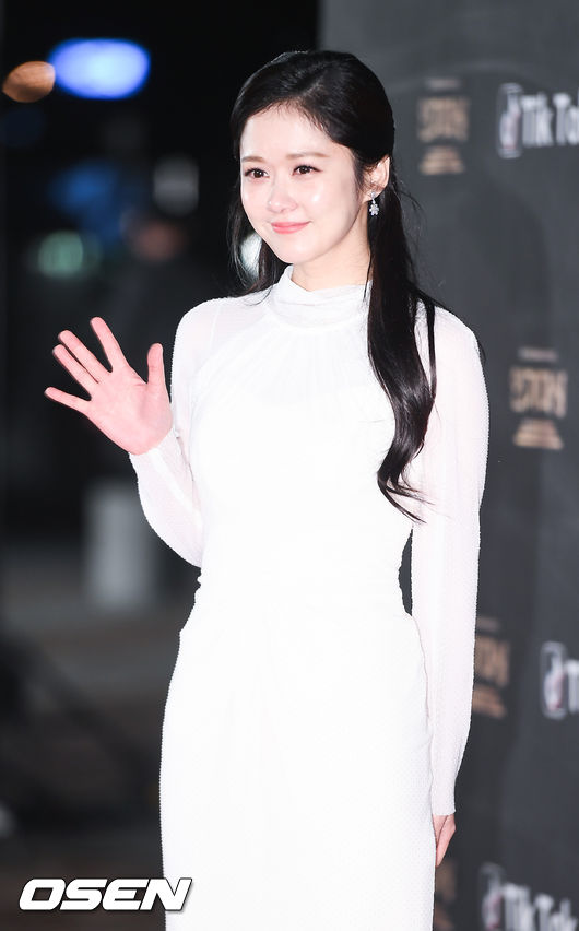 Jang Nara kín cổng cao tường vẫn đẹp nổi bật trên thảm đỏ 