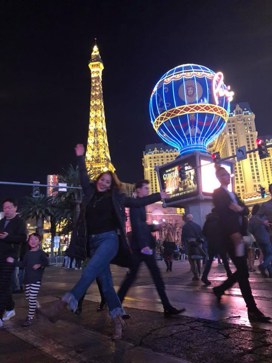 Khánh Thi để lộ vòng hai lùm lùm khi chia sẻ hình ảnh đi du lịch ở Mỹ. 