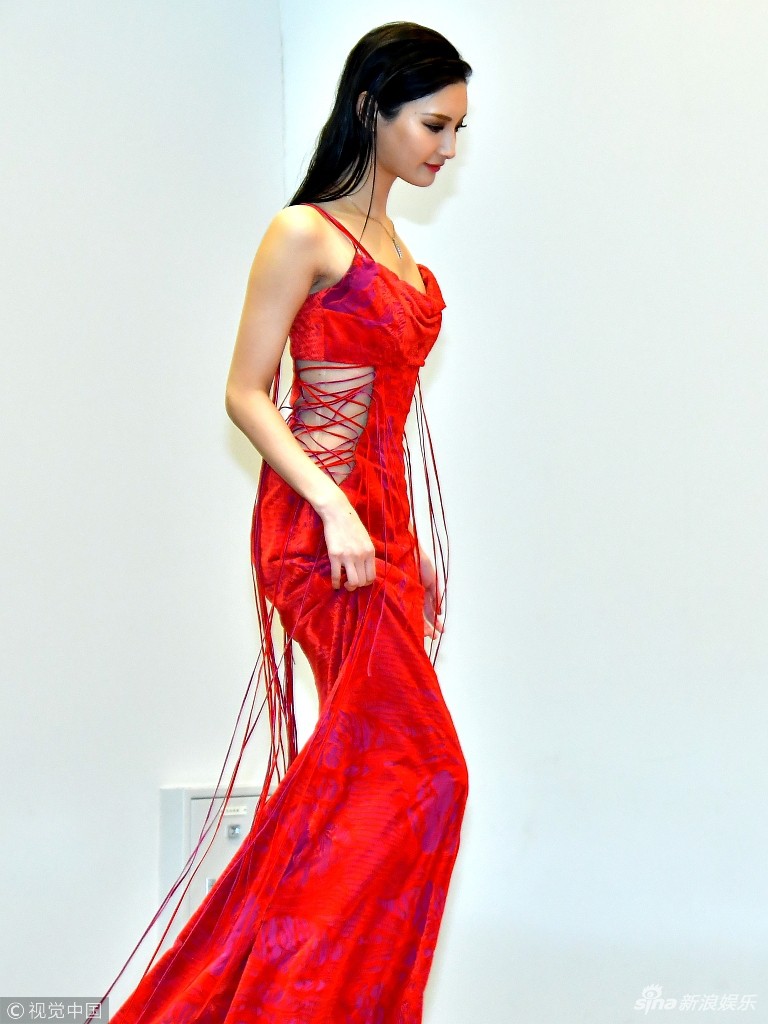 Mẫu nữ Nhật Bản gây phản cảm vì tạo dáng tư thế độc lạ tại thảm đỏ sự kiện - Ảnh 1. Mẫu nữ Nhật Bản gây phản cảm vì tạo dáng tư thế độc lạ tại thảm đỏ sự kiện - Ảnh 1.