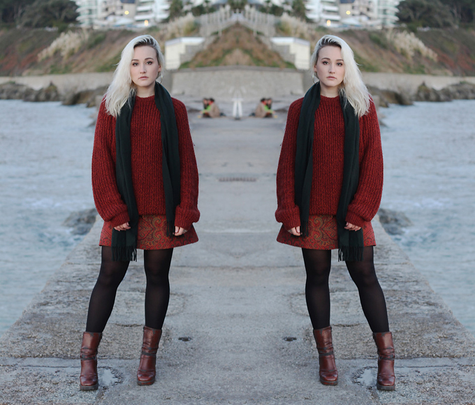 Nổi bật trong xu hướng màu sắc ở mùa mới là điểm nhấn ấn tượng của gam dark red. Nó được thể hiện trên các kiểu áo len, chân váy da, bốt da để giúp phái đẹp thỏa sức phối đồ mùa đông.