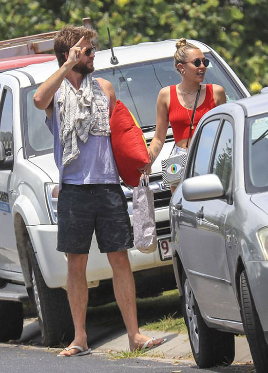 Miley Cyrus và Liam Hemsworth tay trong tay tới quán cafe ở gần vịnh Byron, Sydney vào trưa thứ bảy - ngày sinh nhật thứ 28 của Liam.