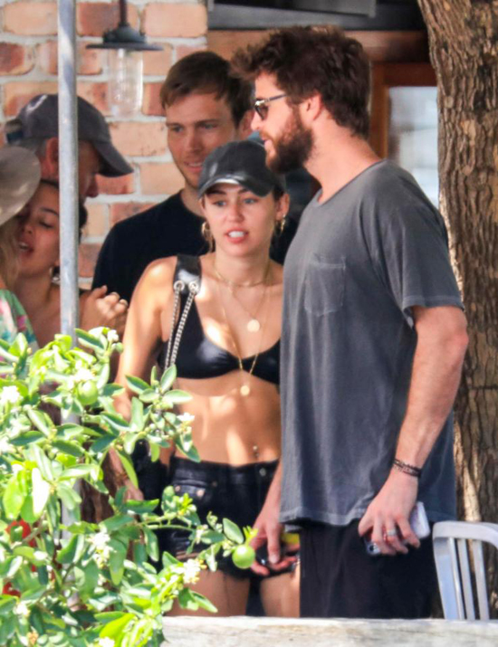 Miley cyrus đã theo Liam Hemsworth về Australia từ đầu năm và trải qua kỳ nghỉ dài tại đây. Trưa 10/1, cặp sao được trông thấy đi ăn trưa cùng bạn bè, người thân của Liam tại một nhà hàng ở vịnh Byron.