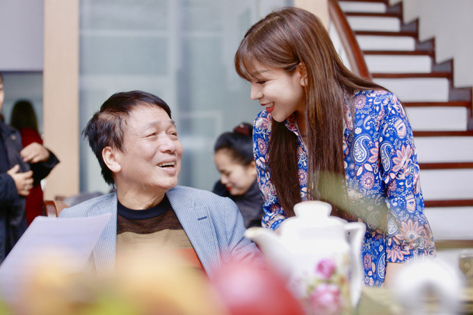 Gần đây, dư luận bất ngờ khi nhạc sĩ Phú Quang tiết lộ lý do các đêm nhạc của ông thiếu vắng ca sĩ Ngọc Anh. Theo ông, cựu thành viên nhóm 3A đã quên tình nghĩa mà hét cát-xê 10.000 USD khi ông mời biểu diễn trong liveshow thường niên vào cuối năm 2017. Ngọc Anh vốn là một giọng hát gắn bó với âm nhạc của Phú Quang trong nhiều năm nay. Đứng ở góc độ làm nghề, ông chỉ cần ca sĩ hát hay, phù hợp với tác phẩm. Khi sản xuất chương trình, ông quan tâm đến các yếu tố nghệ thuật, các nghệ sĩ tham gia và cả tài chính khi thực hiện concert. Việc Ngọc Anh hét cát-xê với ông là điều không thể chấp nhận bởi show diễn còn rất nhiều nghệ sĩ khác. 