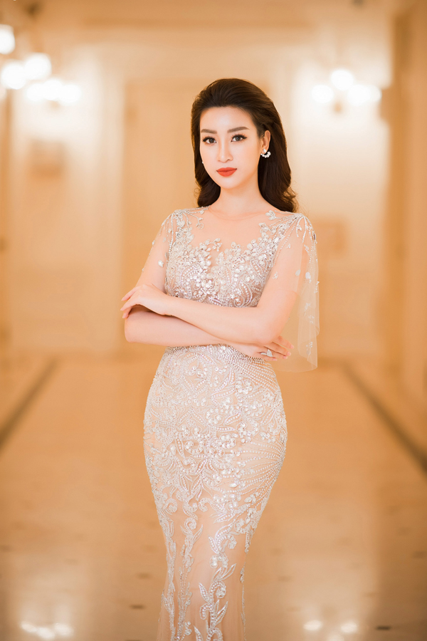 Đỗ Mỹ Linh xinh đẹp như nữ thần với váy đuôi cá bó sát, tôn đường cong hiệu quả của nhà thiết kế Hoàng Hải. 