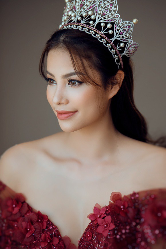 Những điểm trùng hợp bất ngờ giữa Tân Hoa hậu Hoàn vũ 2017 HHen Niê và Phạm Hương - Ảnh 1.