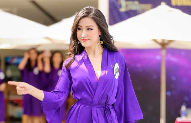 Giật mình nhìn áo choàng của thí sinh HHHV 2017 mà cứ ngỡ... áo ngủ - Ảnh 1.